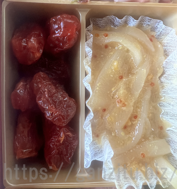 板前魂のおせち一の重ドライ塩トマト、紋甲イカの柚子味噌和え
